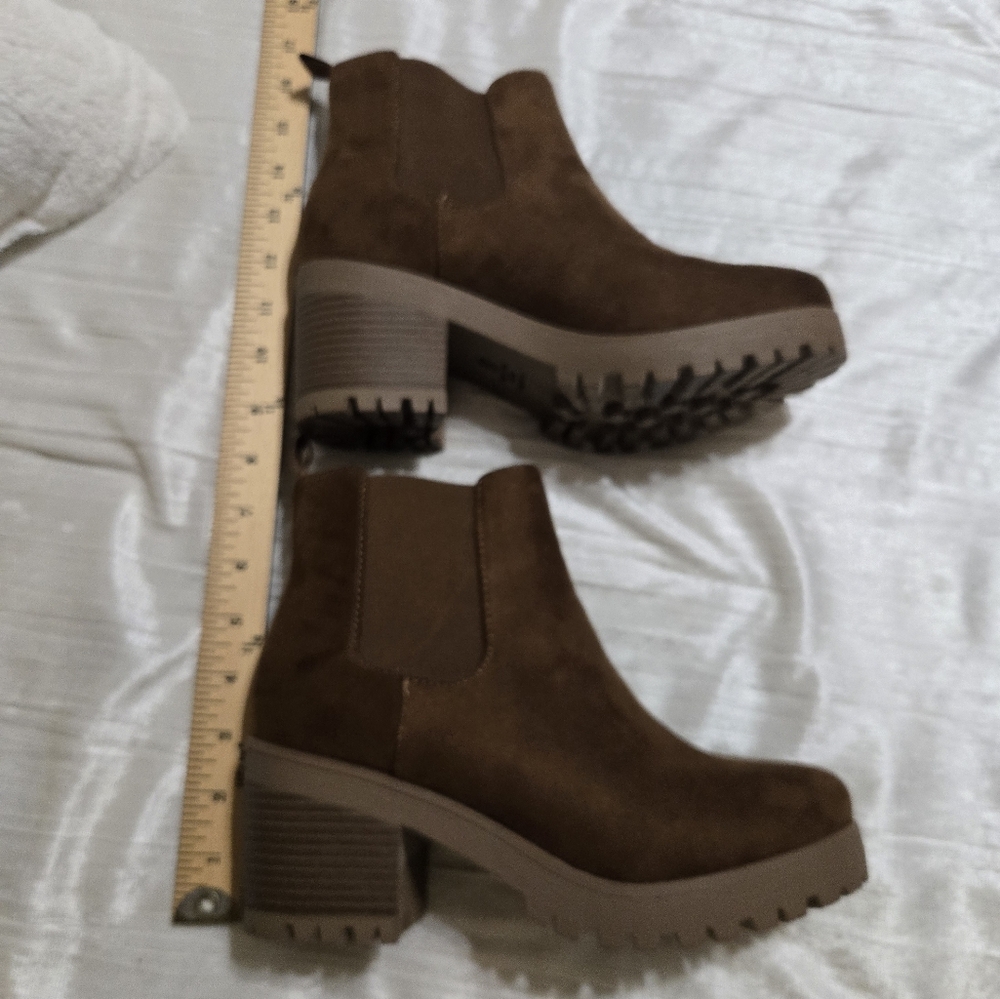 Womens Brown Faux Suede Ankle Boots by Soda Size 8. NWOB NEVER WORN - Picture 6 of 6